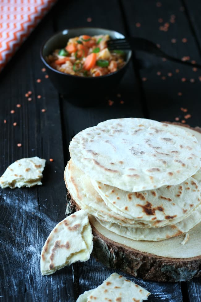 Dhal de lentilles corail aux légumes d'hiver et vegan cheese naan