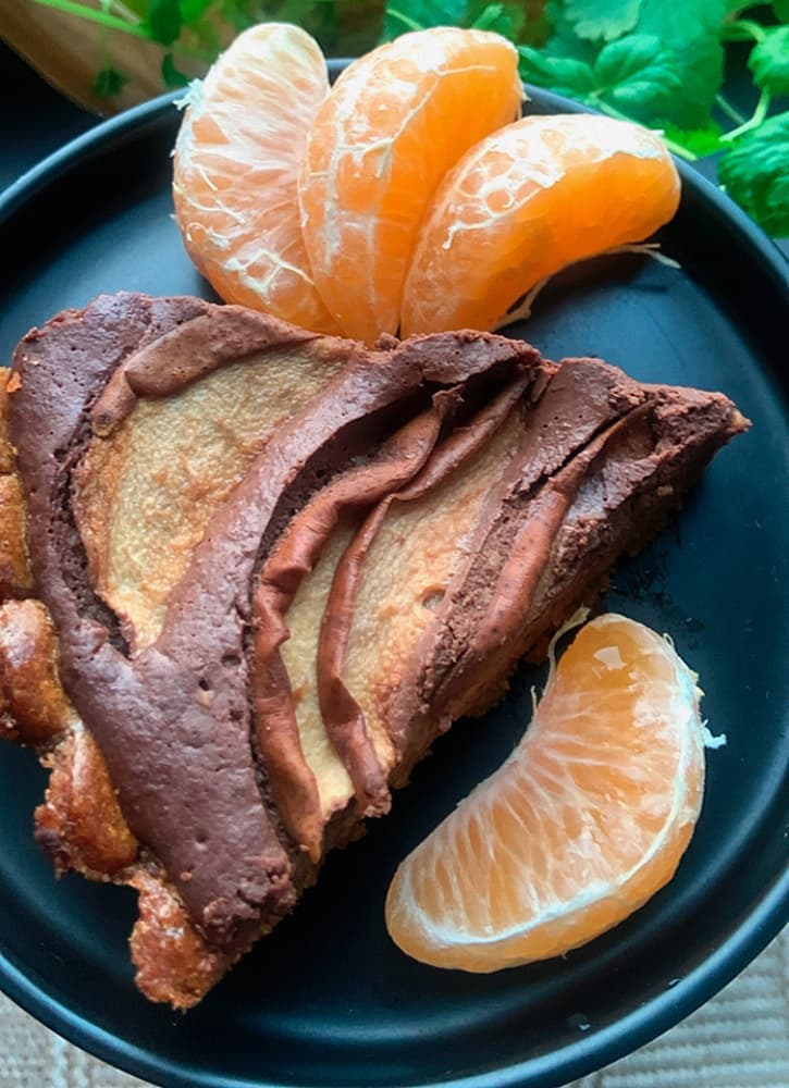 Part de tarte poire chocolat avec fruit de saison