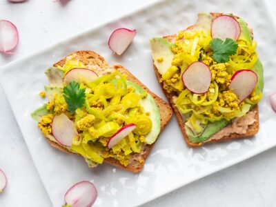 Avocat toasts au tofu brouillé