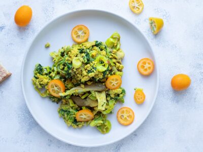 Tofu brouillé pleurotes épinards kumquats