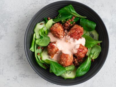 Salade aux boulettes de poulet