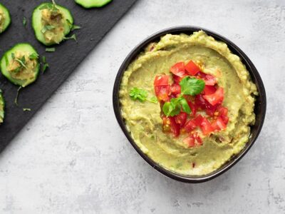 Guacamole et green toasts