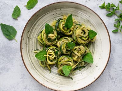 Spaghetti de courgette au pesto vert