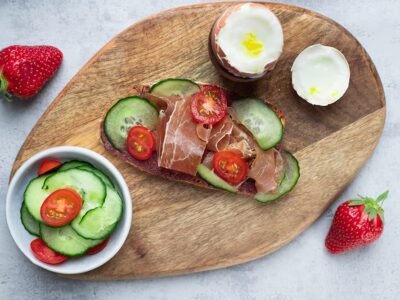 Tartine au jambon de Parme et œuf coque