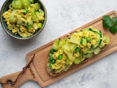 Tartine de tofu brouillé aux légumes verts