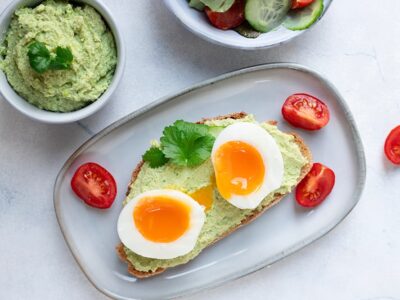 Tartine de houmous à l’edamame et œuf mollet RG