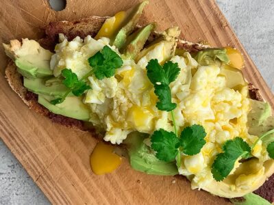 Tartine express œuf brouillé avocat
