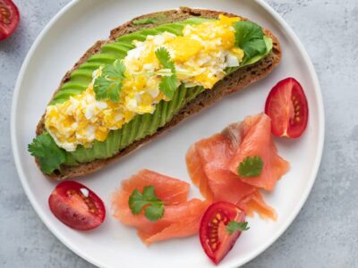 Avocat toast œuf brouillé et saumon