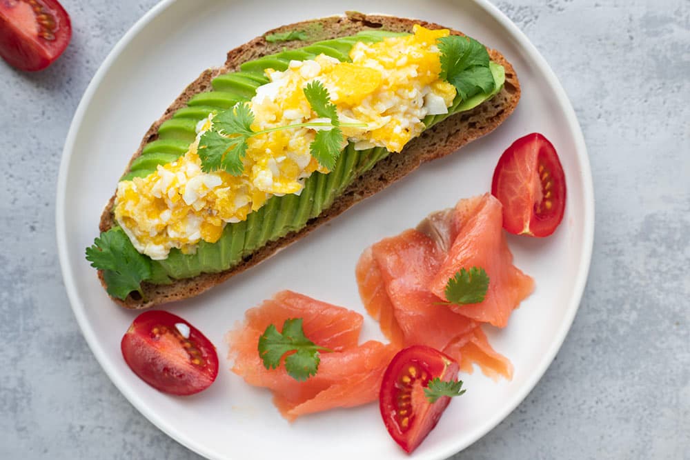 Avocat toast œuf brouillé et saumon