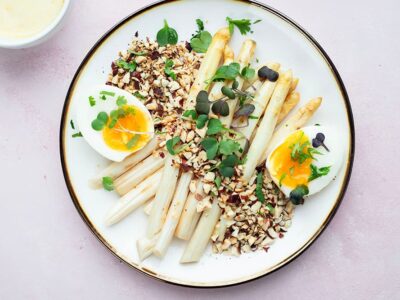 Assiette d’asperges protéinée