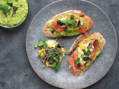 Toasts au levain et garniture protéinée