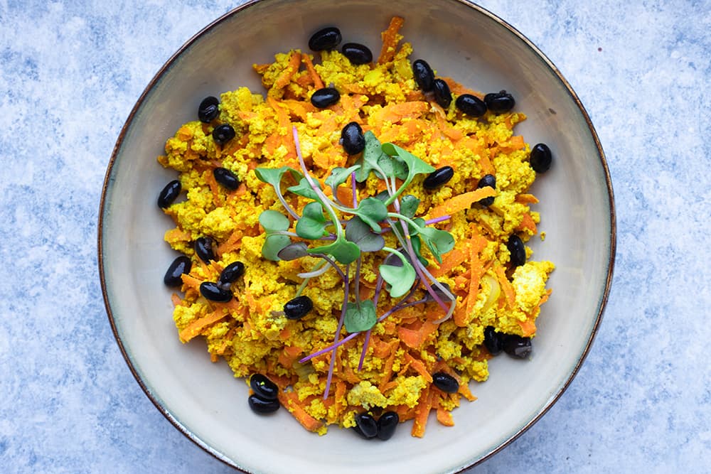 Tofu brouillé à la carotte et reste de haricots noirs